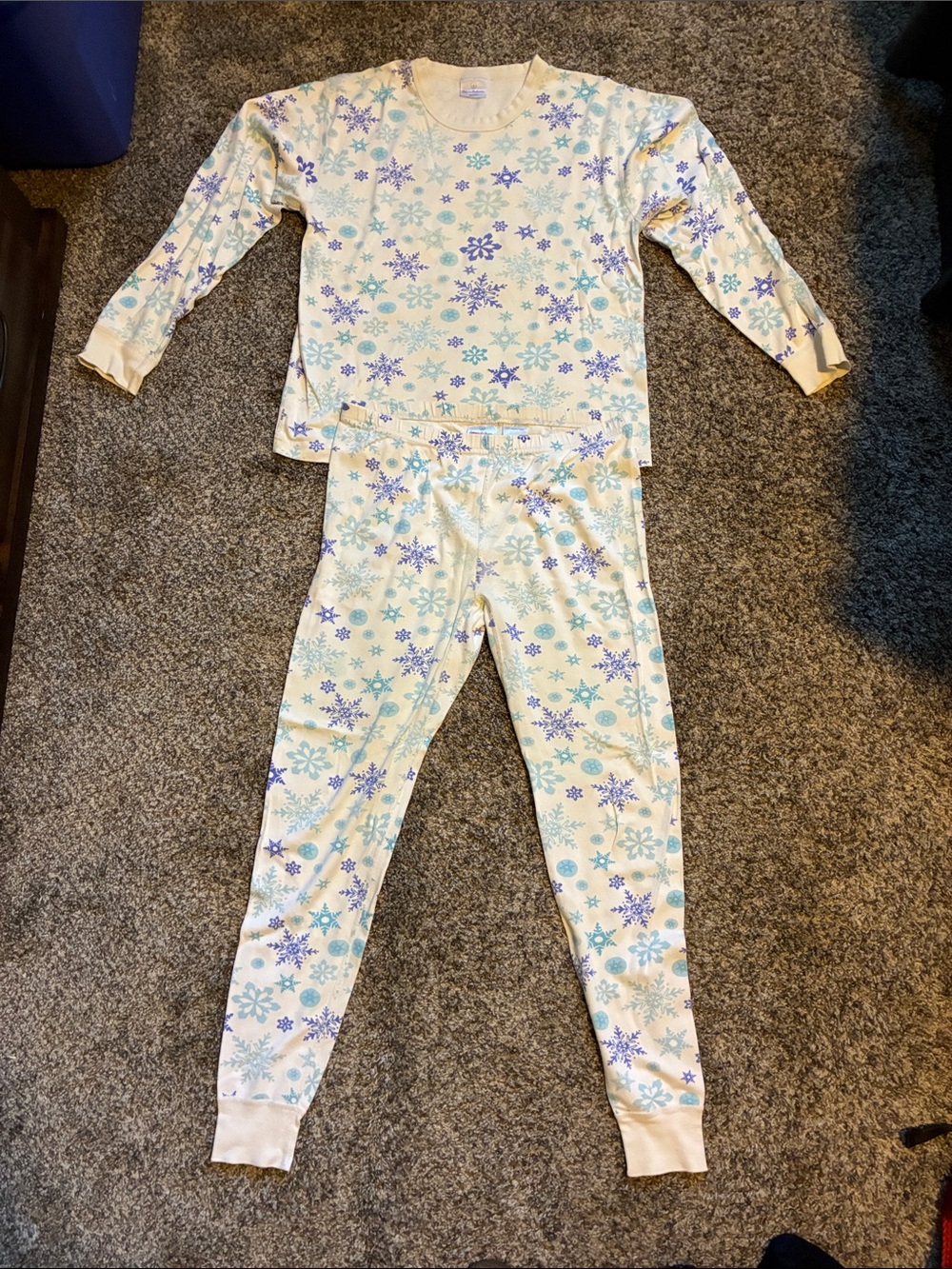 Hanna Andersson White Pajama Set with Blue Snowflakes
